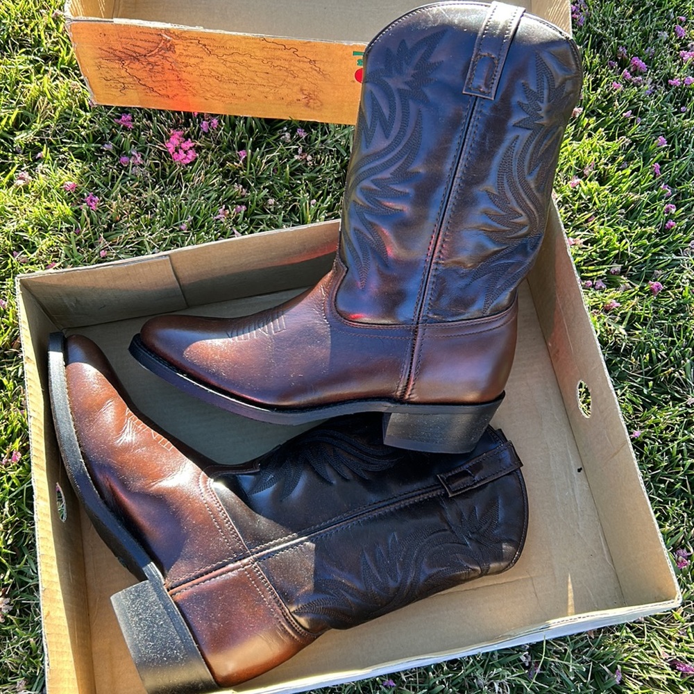 Mint condition, new in box Laredo Men’s Cowboy boots size 10D